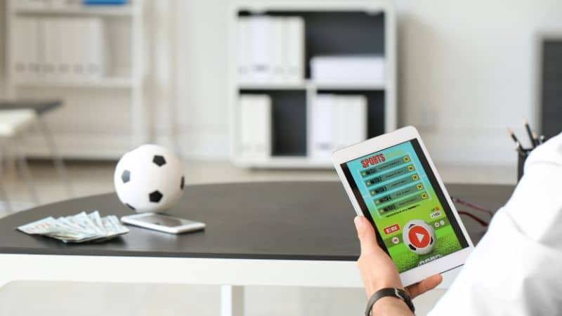 Tiền cỏ trong bóng đá có cách tính và điều kiện áp dụng nhất định